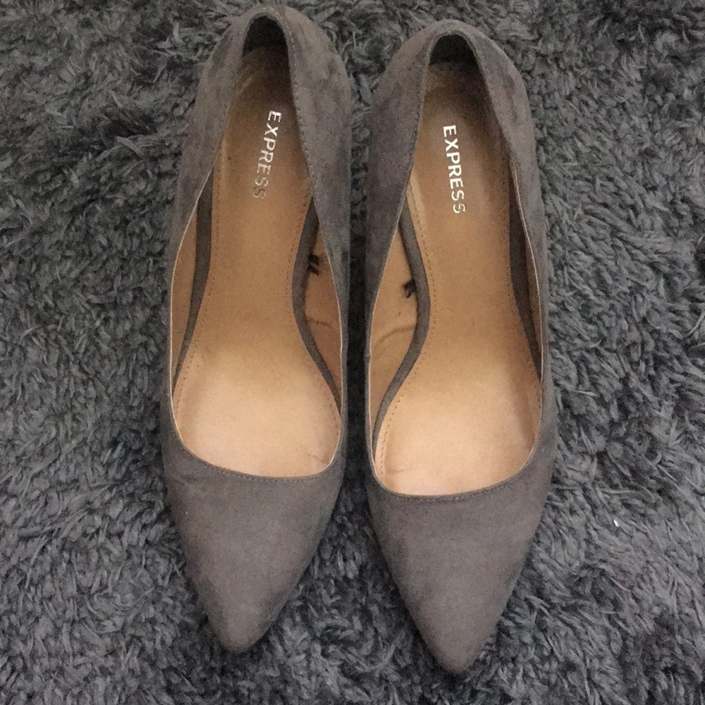 Pointed grey wedge pumps